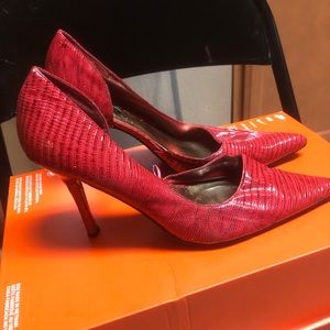11m red pump